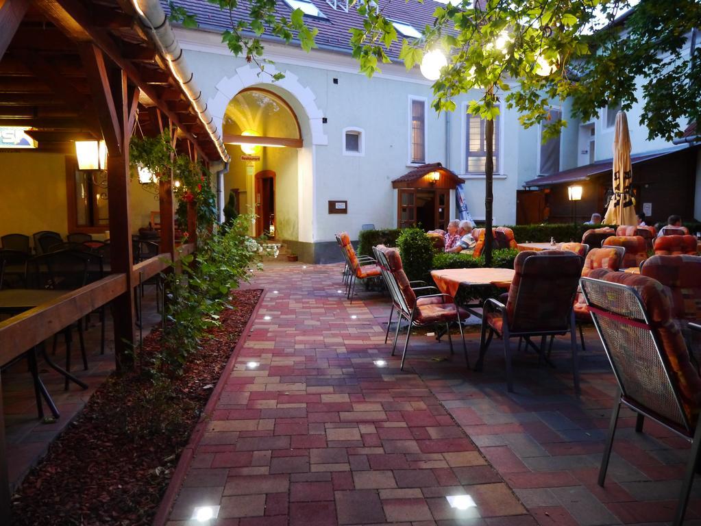 Tinodi Fogado Bed & Breakfast Sarvar Exterior photo