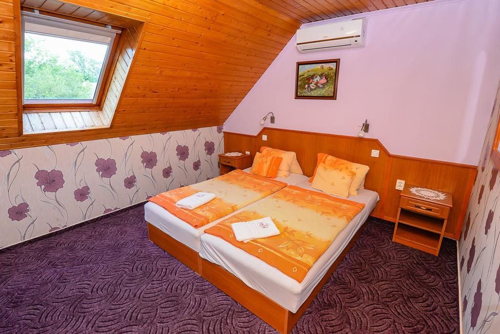 Tinodi Fogado Bed & Breakfast Sarvar Exterior photo