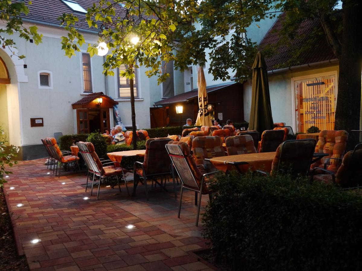 Tinodi Fogado Bed & Breakfast Sarvar Exterior photo